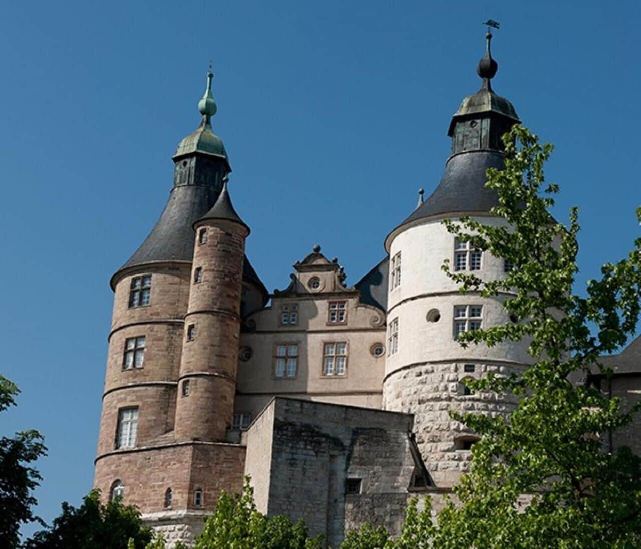 Eine historische Burg mit zwei markanten Türmen und einem zentralen Gebäude.