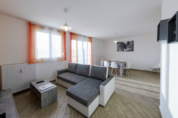 Leilighet, 2 soverom | Oppholdsområde | En 137-centimeters Flatskjerm-TV med kabel-kanaler samt TV