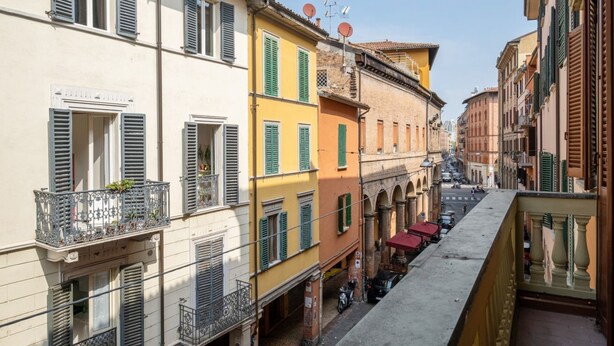 A narrow street with colorful buildings, balconies, and a clear sky. - GuestHost - Wonderful 75 sqm apartment, located on the second floor of a building without a lift, perfect for 4 people.The property is in the heart of the historic center, close to the Sant'Orsola Malpighi Hospital and the main services (train and bus st (Bologna)