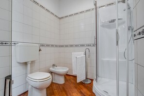Dusche, Haartrockner, Bidet