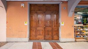 A wooden double door with a number 29 sign above it, leading to a building with a tiled entrance. - GuestHost - Wonderful 75 sqm apartment, located on the second floor of a building without a lift, perfect for 4 people.The property is in the heart of the historic center, close to the Sant'Orsola Malpighi Hospital and the main services (train and bus st (Bologna)