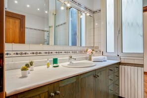 Ducha, secador de pelo y bidé