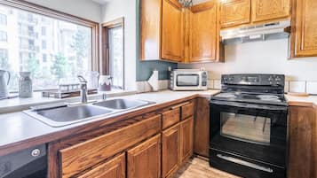 Townhome, 2 Bedrooms (Helios S #5) | Private kitchen