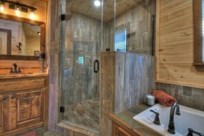 Bathtub, hair dryer, towels - Sunset Ridge | $275 Off Your Stay! (Blue Ridge)