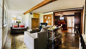 Smart TV, livros, biblioteca musical, aparelho de som