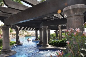 Alberca al aire libre y alberca climatizada