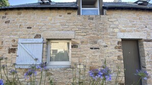 A stone building with a window, a door, and a small skylight. - CARNAC - Apartment 2 Rooms - 2/4 persons (CARNAC)
