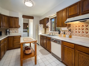 Maison, 3 chambres | Cuisine privée | Réfrigérateur, four à micro-ondes, un four, surface de cuisson