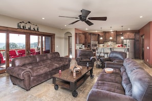 Studio (Multiple Bedrooms) | Property amenity