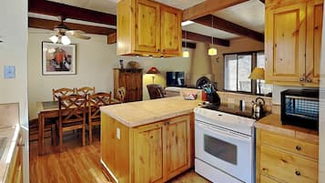 Condo (2 Bedrooms) | Property amenity