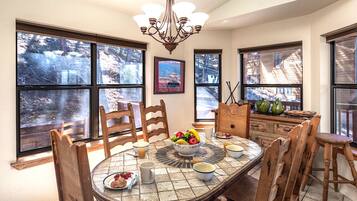 Cabin, 3 Bedrooms | Dining