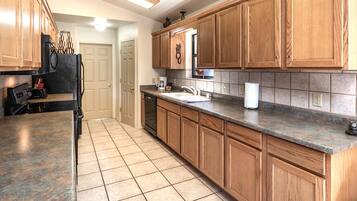 Cabin, 3 Bedrooms | Private kitchen | Fridge, microwave, oven, stovetop