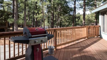 Studio (3 Bedrooms) | Property amenity