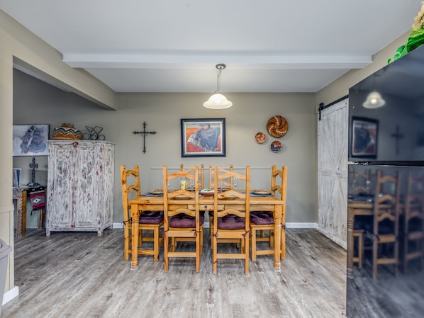 Condo (3 Bedrooms) | Property amenity