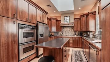 Cabin, 5 Bedrooms | Private kitchen | Fridge, microwave, oven, stovetop