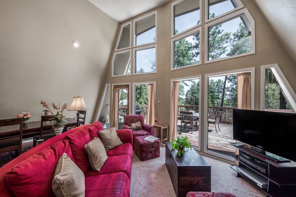 Cabin, 3 Bedrooms | Living room | 40-inch TV with cable channels, fireplace
