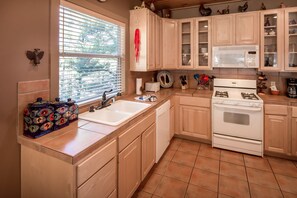Cabin, 3 Bedrooms | Private kitchen