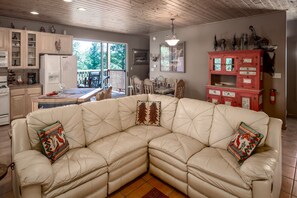 Cabin, 3 Bedrooms | Living area