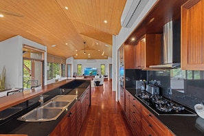 Luxury House, 5 Bedrooms, Private Pool, Ocean View, 2 Golf Buggies | Private kitchen | Full-size fridge, microwave, dishwasher, cookware/dishes/utensils