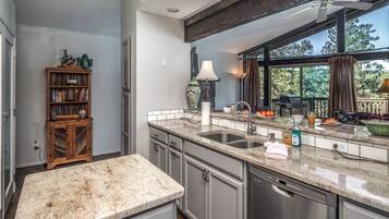 Kabin, 2 kamar tidur | Dapur pribadi | Lemari es, microwave, oven, dan kompor