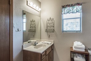 Kabin, 3 kamar tidur | Kamar mandi | Handuk dan tisu toilet