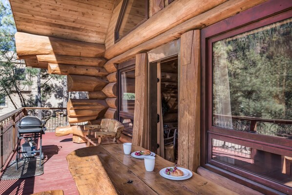 Enjoy a cozy cabin experience with a deck, barbecue grill, and forest views.