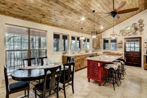 Cabin, 3 Bedrooms | Dining