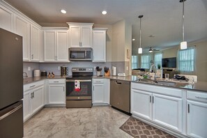 Casa | Cocina privada | Refrigerador, microondas, parrilla de estufa y lavavajillas