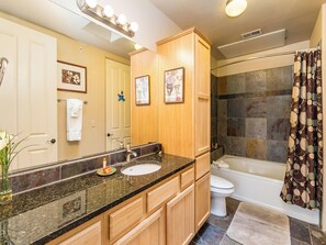 콘도, 퀸사이즈침대 1개 및 소파베드, 산 전망 | 욕실 | 타월, 화장지