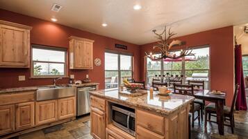 Studio (4 Bedrooms) | Property amenity