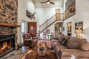 Cabin, 3 Bedrooms | Living area