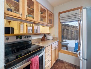 Apartamento, 2 camas de matrimonio, patio, vistas al jardín (#101 - Pets) | Cocina privada | Frigorífico, microondas, horno y placa de cocina