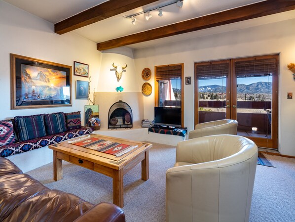 Condo (2 Bedrooms) | Front of property