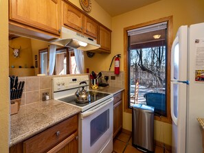 Apartamento, varias camas, patio, vistas al jardín (#113 - No Pets) | Cocina privada | Frigorífico, microondas, horno y placa de cocina