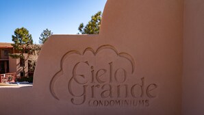 En væg med teksten "Cielo Grande Condominiums" indgraveret i.