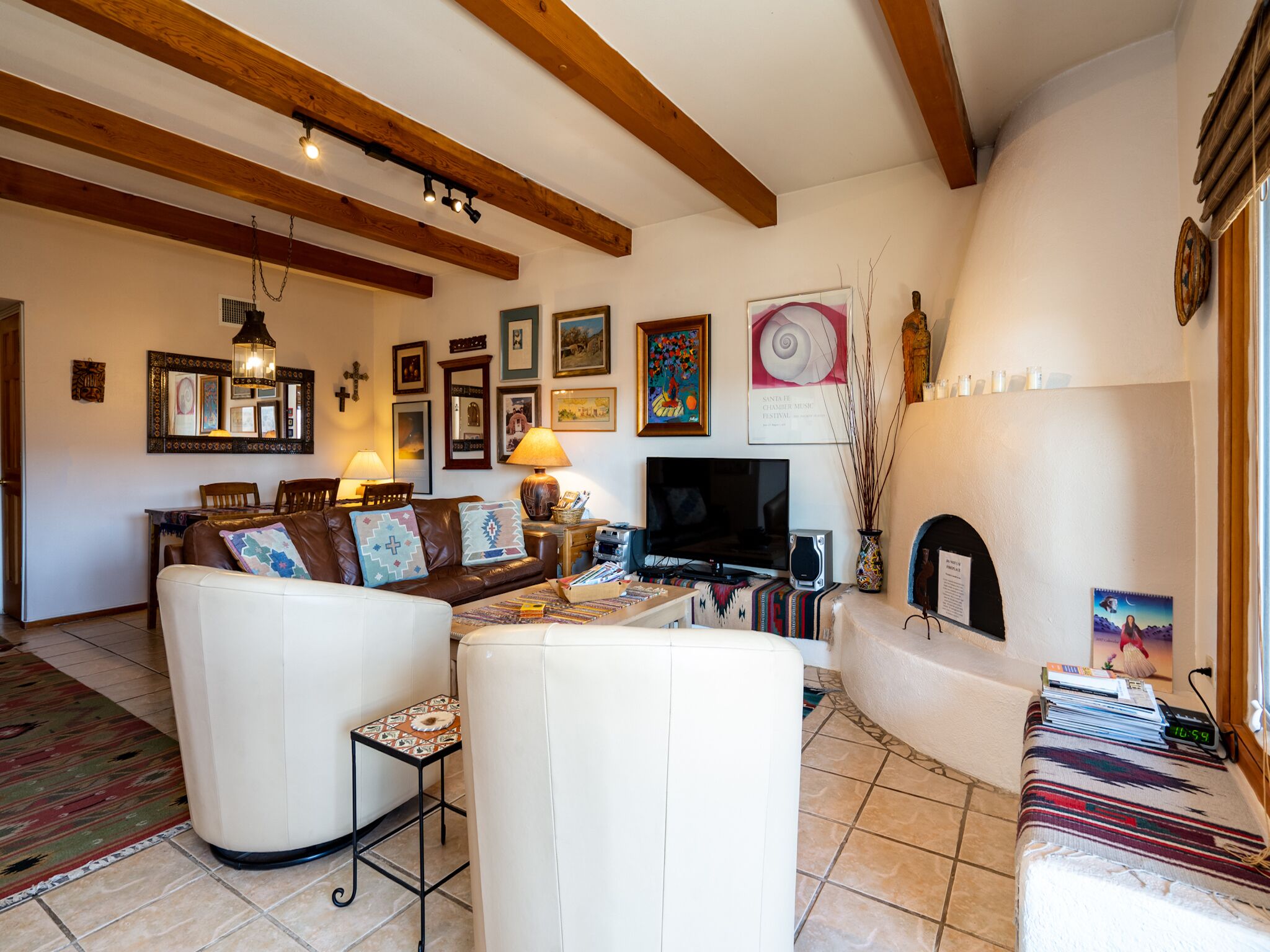 Una sala de estar con chimenea, televisor y una mesa de centro.