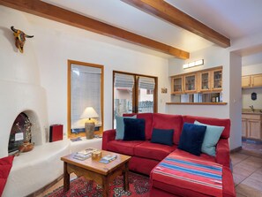 Apartamento, 2 camas de matrimonio, patio, vistas al jardín (#101 - Pets) | Zona de estar | Una televisión, una chimenea