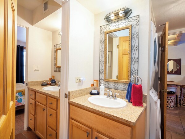 Apartamento, 2 camas de matrimonio, patio, vistas al jardín (#101 - Pets) | Baño | Toallas y papel higiénico