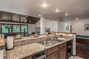 Studio (5 Bedrooms) | Property amenity