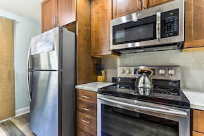 Fridge, microwave, stovetop, dishwasher