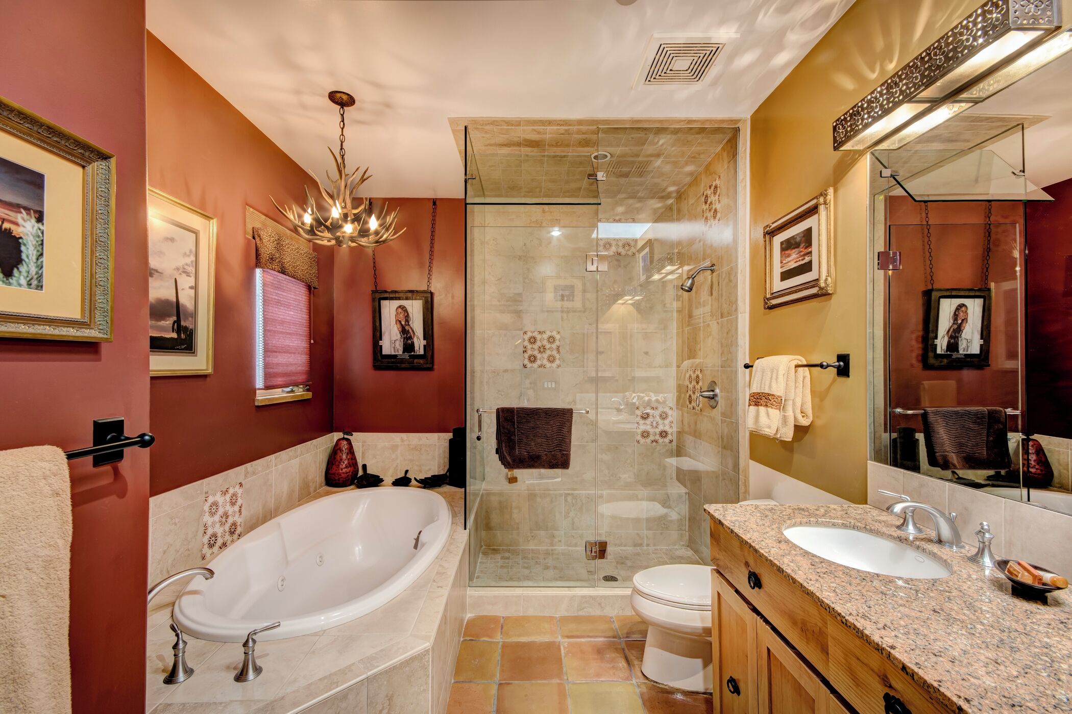 Un bagno moderno con una vasca freestanding, una doccia con pareti in vetro e un mobile lavabo con lavandino e specchio.