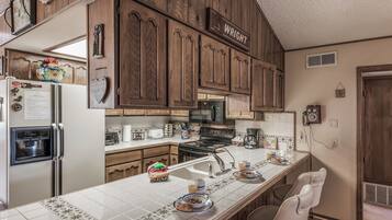 Studio (3 Bedrooms) | Property amenity