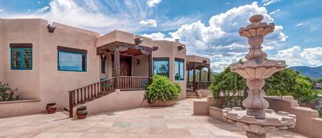 House (5 Bedrooms) | Terrace/patio