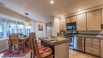 Studio (3 Bedrooms) | Property amenity