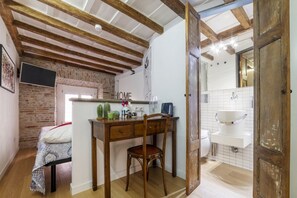 1 habitación, tabla de planchar con plancha y wifi 