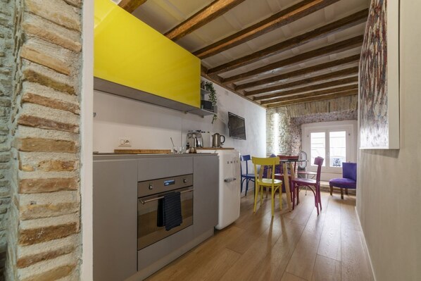 Een microgolfoven, een kookplaat