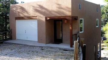 Studio (1 Bedroom) | Property amenity