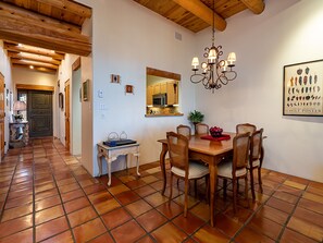 Condo, várias camas, sacada, vista para a montanha | Cozinha privada | Geladeira, micro-ondas, fogão, cooktop