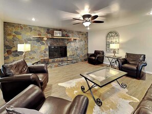 Studio (Multiple Bedrooms) | Property amenity