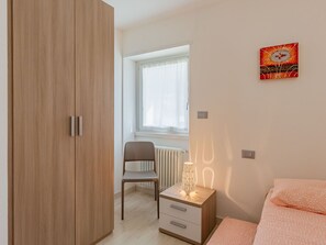 3 quartos, berço de viagem, Wi-Fi de cortesia, roupa de cama
